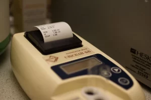 analizator-mochi-300x200 Анализ мочи биохимический (соотношение белок/креатинин)